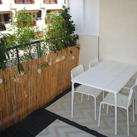 Walk To The Beach, Flat With Terrace And Parking 아파트 앙티브